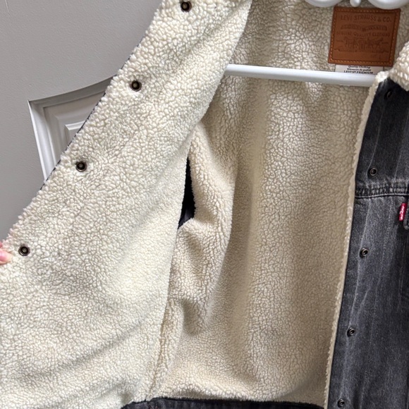 Levi's Dark Gray Denim Jacket with Cream Sherpa - Picture 4 of 4